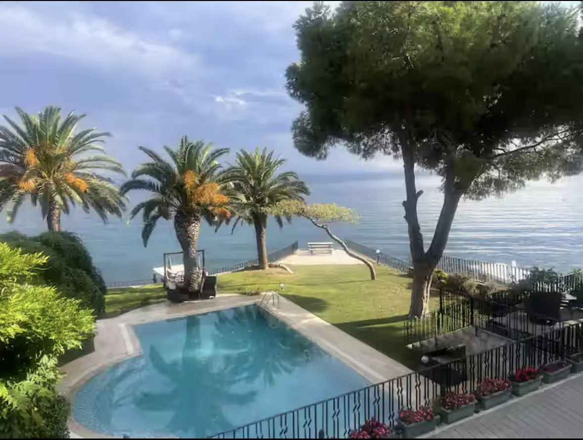 Havuz ve deniz manzarası